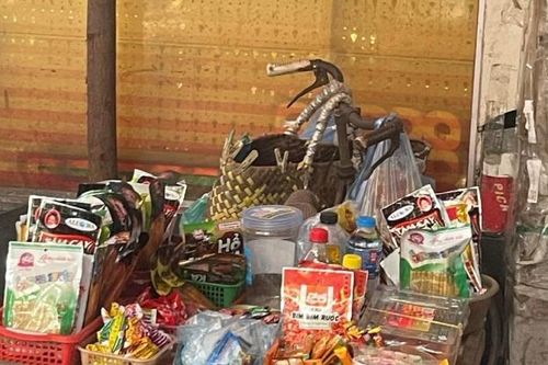 25 học sinh vào viện sau khi ăn kẹo bán ở cổng trường
