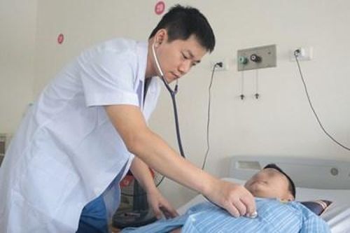 Xe đang sửa nổ lốp khiến nam thanh niên bị vỡ động mạch chủ ngực