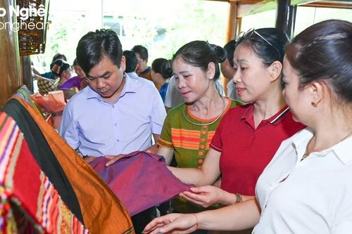 Khảo sát mô hình bảo tồn bản sắc văn hóa dân tộc trên địa bàn huyện Con Cuông