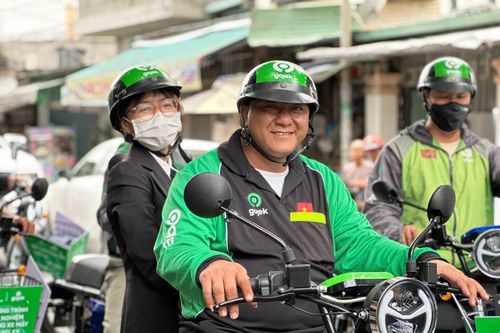 Gojek sử dụng xe máy điện vận chuyển hành khách, giao đồ ăn