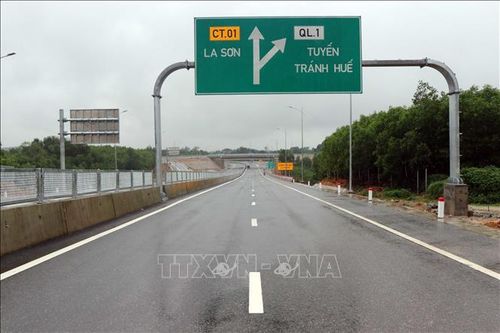 Xử lý xong điểm sạt trượt trên tuyến cao tốc Cam Lộ - La Sơn