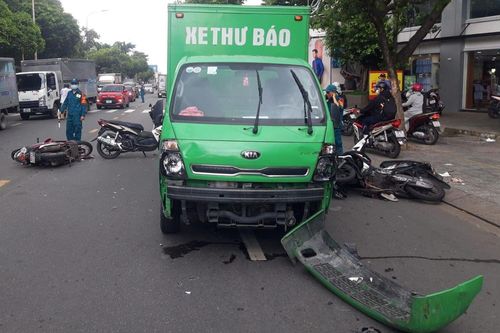 TP Hồ Chí Minh: Xe tải đâm nhiều xe máy, 3 người bị thương
