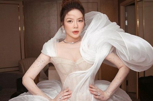 'Kiều nữ và đại gia' Lý Nhã Kỳ trình diễn váy cưới mong sớm lấy chồng ở tuổi 41