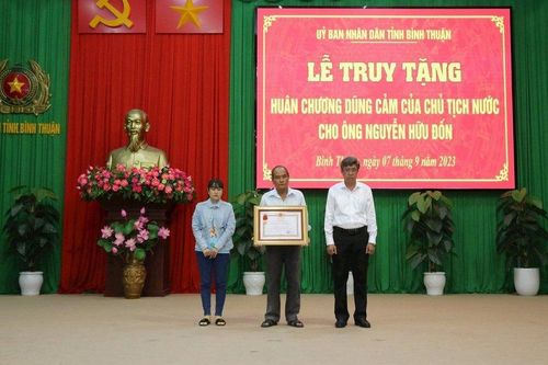 Truy tặng Huân chương dũng cảm cho người lao vào đám cháy cứu người