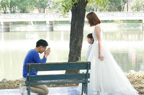 Đúng ngày tôi đi chụp ảnh cưới, chồng cũ đột nhiên xuất hiện với bộ dạng tàn tạ và cầu xin tôi đừng tái hôn
