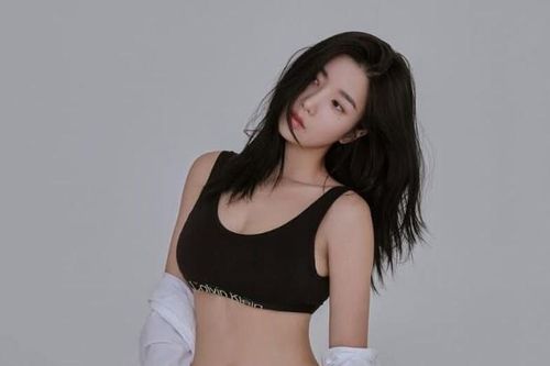Nữ ca sĩ đắt show quảng cáo nội y sau tranh cãi