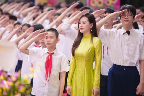 Đã tìm ra danh tính cô giáo xinh đẹp gây sốt mạng xã hội trong lễ khai giảng