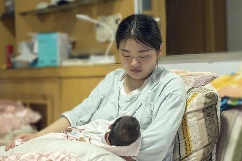 Vợ rớt nước mắt khi nhìn mâm cơm ở cữ chồng nấu