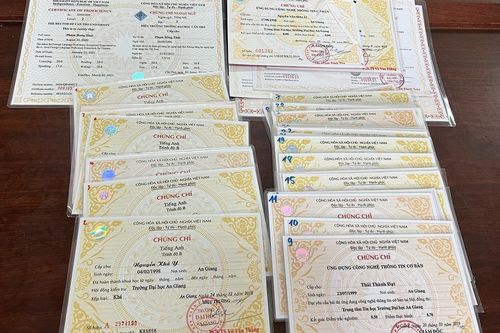 Bắt tạm giam 2 đối tượng làm giả bằng đại học và chứng chỉ