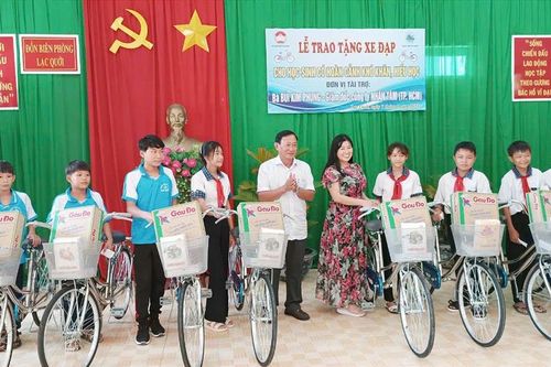 Chủ tịch UBMTTQVN tỉnh An Giang Nguyễn Tiếc Hùng đến trao xe đạp cho học sinh biên giới