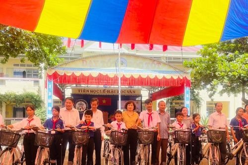 Trưởng ban Dân vận Tỉnh ủy Gia Lai thăm, tặng quà học sinh vượt khó học giỏi tại huyện Krông Pa