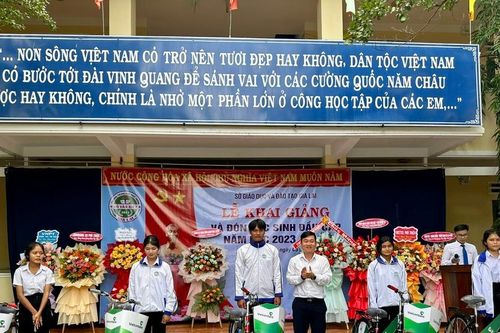 Đoàn cơ sở Vietcombank Gia Lai tặng 17 xe đạp cho học sinh có hoàn cảnh khó khăn