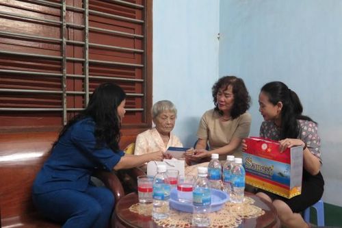 Thăm, tặng quà cho nữ cán bộ lão thành cách mạng ở TP. Nha Trang