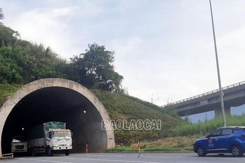 Phân luồng giao thông trên cao tốc Nội Bài - Lào Cai để sửa chữa đột xuất