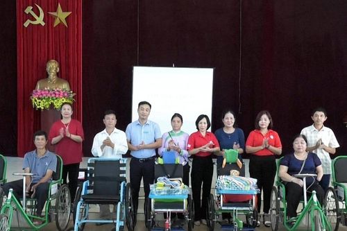 Trao tặng 10 xe lăn, xe lắc cho người khuyết tật