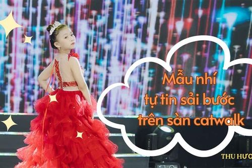 Mẫu nhí tự tin sải bước trên sàn catwalk