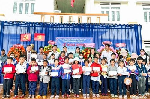 Thủy điện Đồng Nai trao học bổng cho hàng trăm học sinh nghèo, học giỏi
