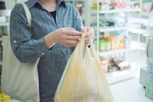 Dần 'xóa bỏ' túi nylon khó phân hủy tại các siêu thị