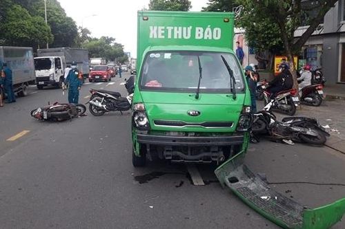Xe tải chở thư báo lao qua làn ngược chiều tông 3 người bị thương