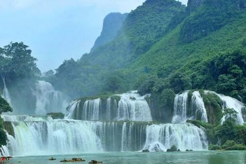 Ngoạn mục cảnh quan thác Bản Giốc xanh ngắt miền biên cương