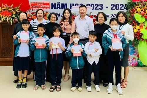 Lâm Đồng: Trao quà, học bổng tặng học sinh hoàn cảnh khó khăn, học sinh khuyết tật nhân dịp năm học mới