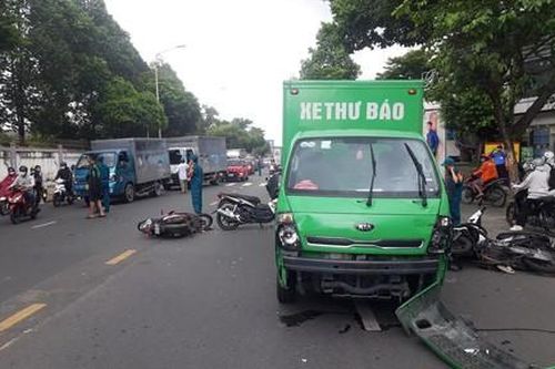 TPHCM: Xe tải lao qua làn đường ngược lại tông nhiều xe máy, 3 người bị thương