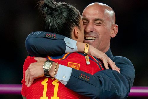 Nhà vô địch World Cup nữ kiện chủ tịch LĐBĐ Tây Ban Nha