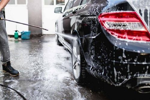 Có nên rửa xe bằng nước mưa?