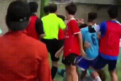 Nhóm thanh niên ẩu đả ngay trên sân cỏ sau pha tranh chấp bóng