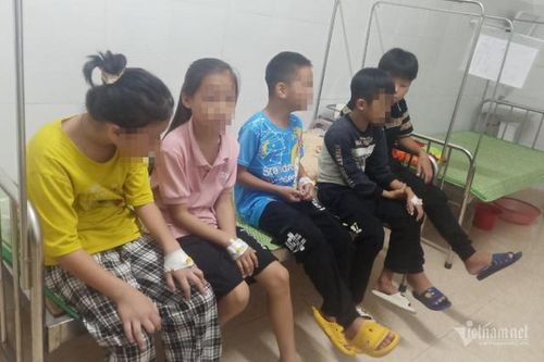 Ăn kẹo bán ở cổng trường, 25 học sinh nhập viện nghi ngộ độc