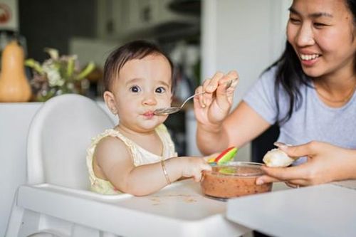 Thời điểm phù hợp nhất nên cho trẻ ăn dặm
