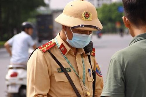 CSGT không bắt buộc phải 'Chào ông, bà, anh chị…' khi yêu cầu dừng, kiểm tra phương tiện