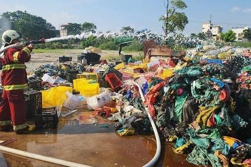 Quận Hoàng Mai lại xảy cháy lớn bãi phế liệu