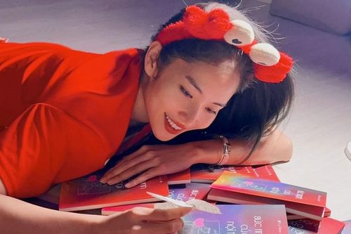 Người đẹp Nam Anh ra sách, nói về hành trình từ 'đen' đến 'đỏ'