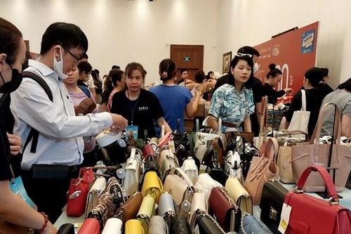 'Săn' hàng hiệu khuyến mãi khủng