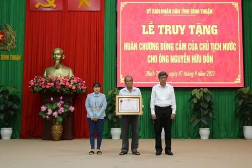 Truy tặng Huân chương dũng cảm cho người lao vào đám cháy cứu dân tại Bình Thuận