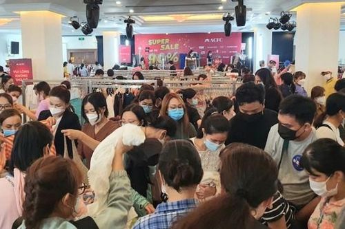 Khai mạc sự kiện hàng hiệu khuyến mãi khủng tại Tân Sơn Nhất Pavilion