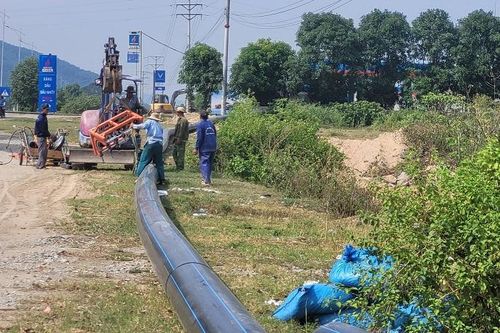 Hà Tĩnh: Gấp rút lắp đặt đường ống giải cứu thiếu nước sinh hoạt