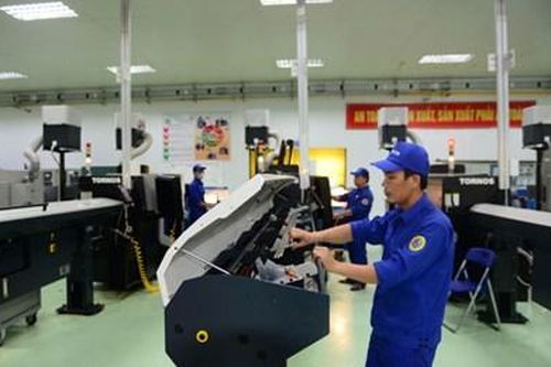 Lính thợ làm việc miệt mài