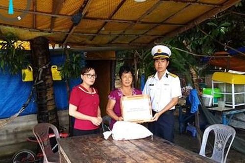 Trạm ra đa 610, Vùng 5 Hải quân thăm, tặng quà các gia đình có hoàn cảnh khó khăn