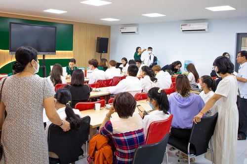 Tân sinh viên ở TPHCM đối diện nhiều khoản 'phí lạ'
