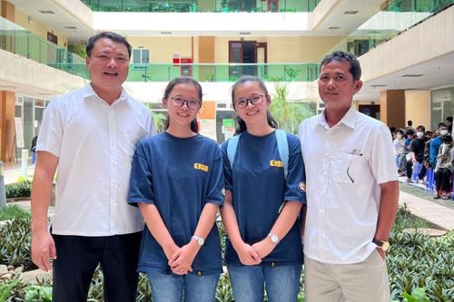 Chị em sinh đôi cùng trúng tuyển ngành Nông học