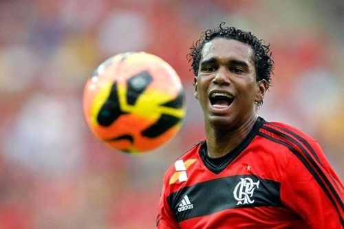 Đồng đội cũ của Ronaldinho đến V.League thi đấu