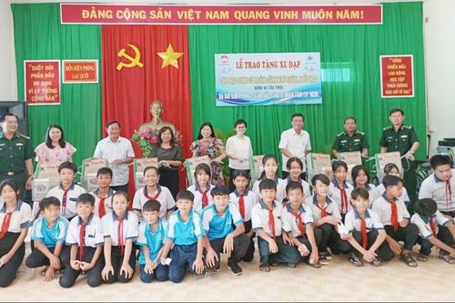 Trao tặng xe đạp cho học sinh vùng biên giới An Giang