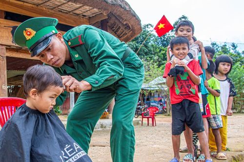 Tiếp thêm niềm vui, động lực phấn đấu cho học sinh khu vực biên giới