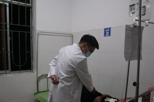 25 học sinh nhập viện sau uống nước, ăn kẹo bán ở cổng trường