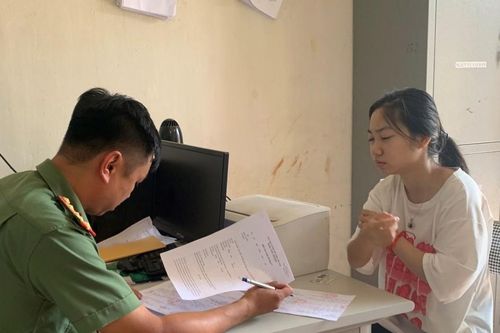 Công an làm việc với nữ 'thầy bói online' 19 tuổi