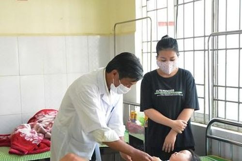 Ăn quà vặt trước cổng trường, 25 học sinh ở Cao Bằng phải nhập viện cấp cứu