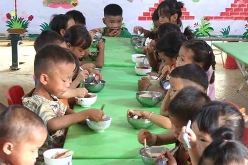 Vượt hơn 500 cây số nấu 'bữa cơm có thịt' cho em nhỏ khó khăn ở Điện Biên