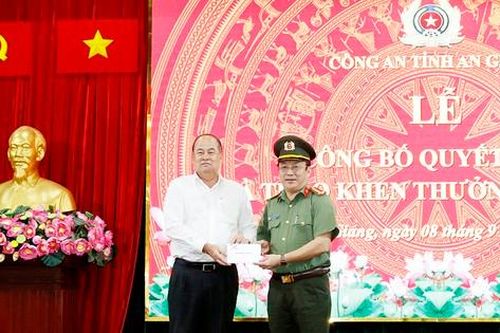 Khen thưởng nóng lực lượng điều tra vụ án vượt biên sang Campuchia